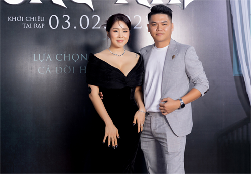  Lê Phương diện váy hở ngực đi sự kiện cùng ông xã